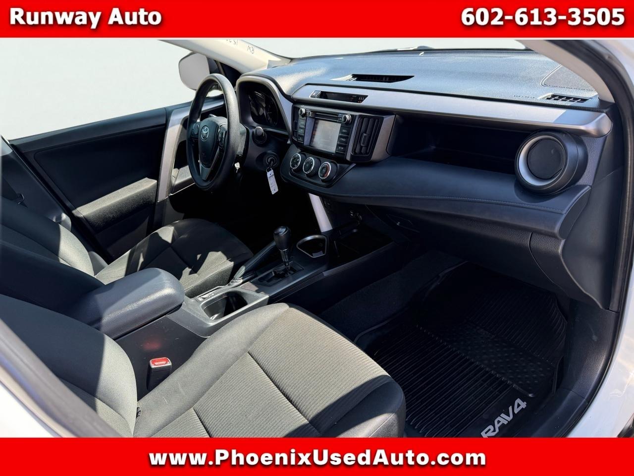 Toyota RAV4 LE FWD (Natl) 2018