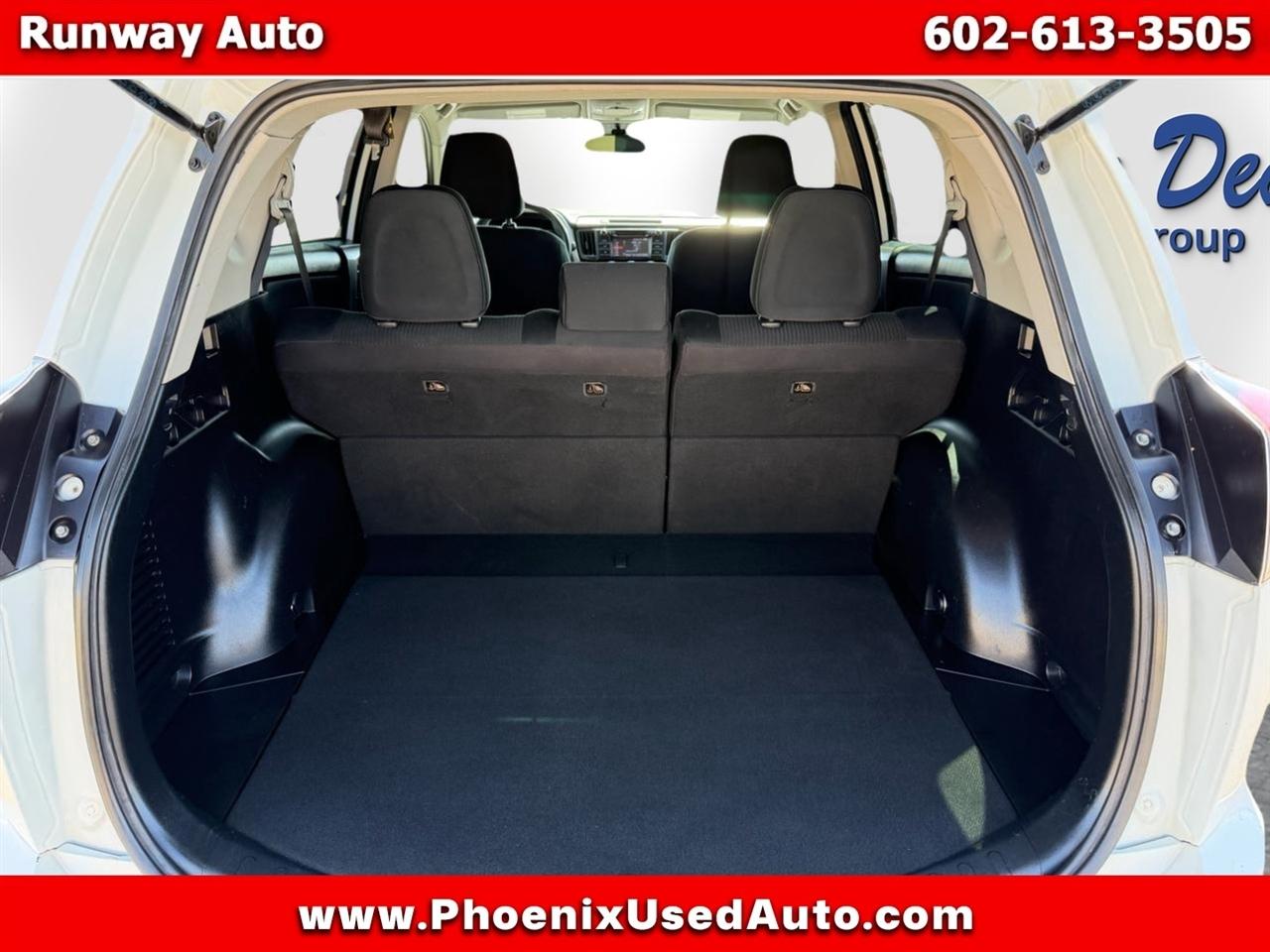 Toyota RAV4 LE FWD (Natl) 2018