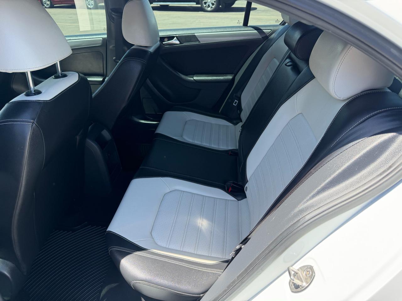 Volkswagen Jetta Sedan 4dr Auto 1.8T Sport PZEV 2016