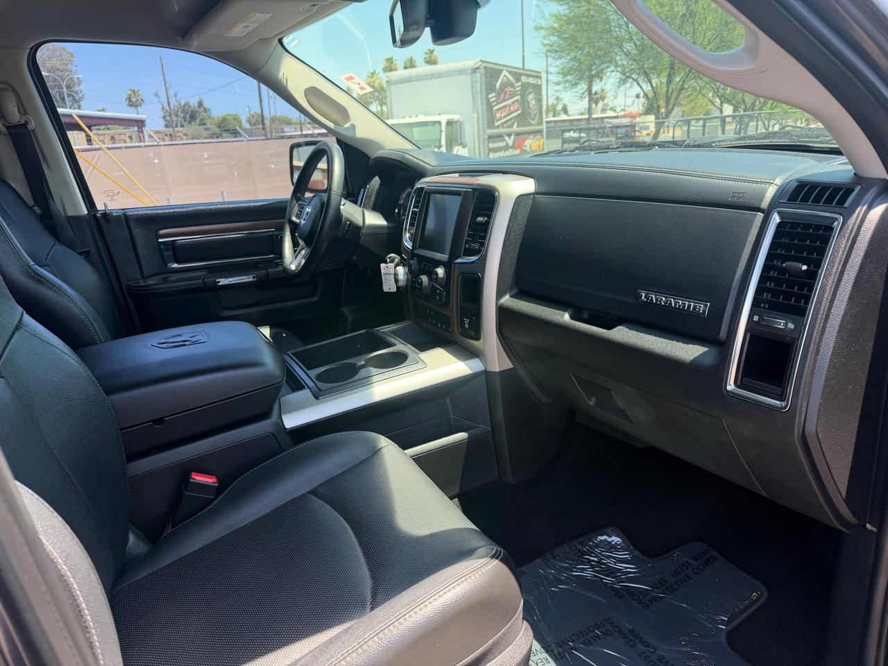 RAM 1500 Classic Laramie 4x4 Crew Cab 5'7" Box 2019