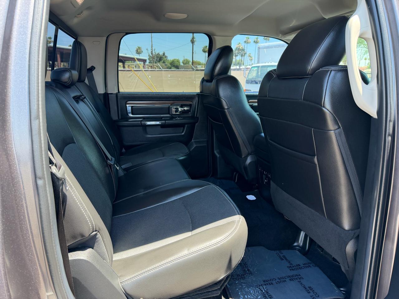 RAM 1500 Classic Laramie 4x4 Crew Cab 5'7" Box 2019