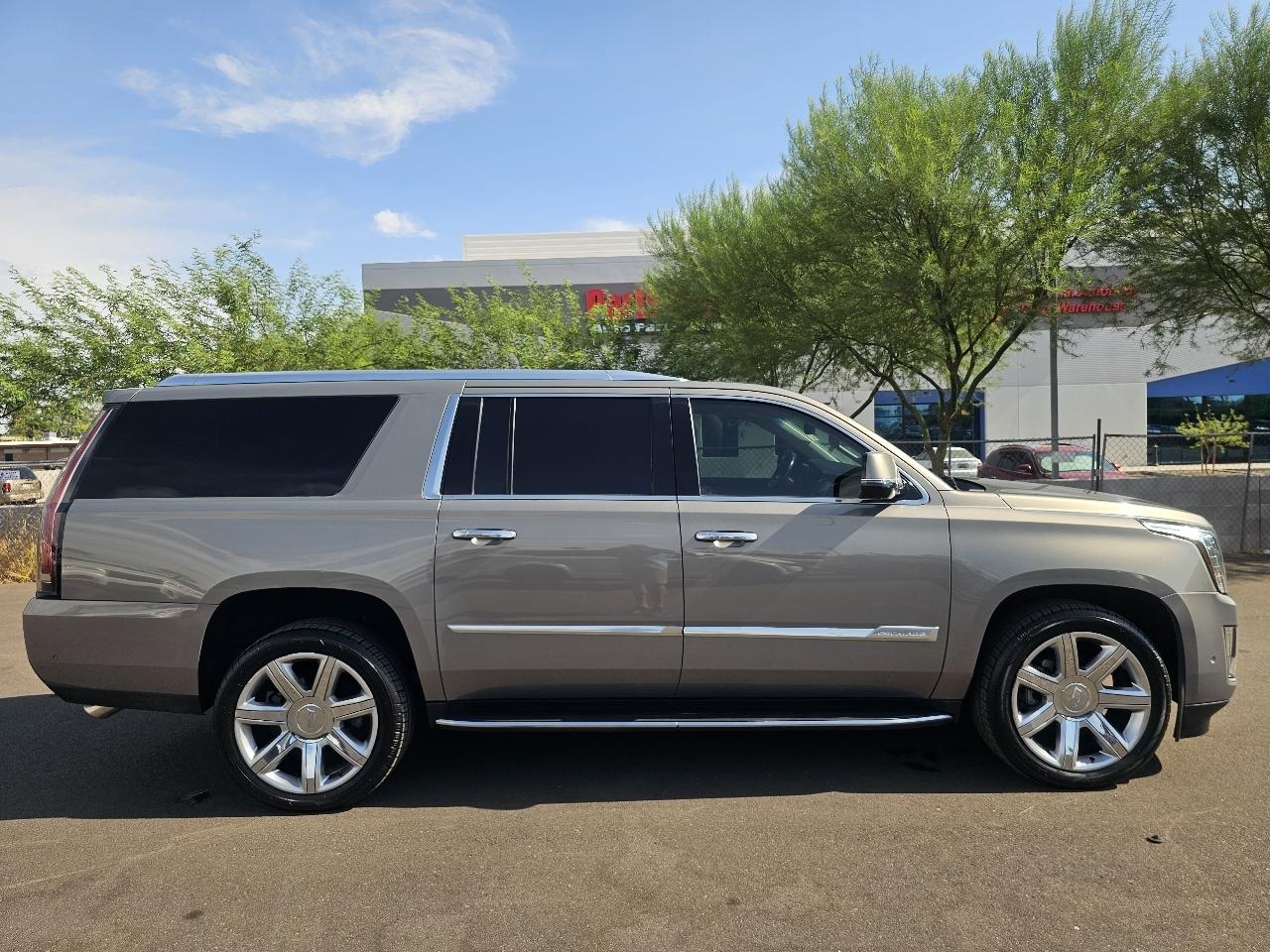 Cadillac Escalade ESV 4WD 4dr Luxury 2018