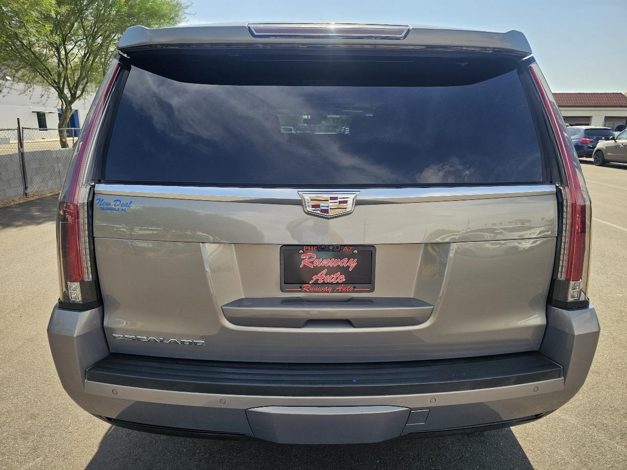 Cadillac Escalade ESV 4WD 4dr Luxury 2018