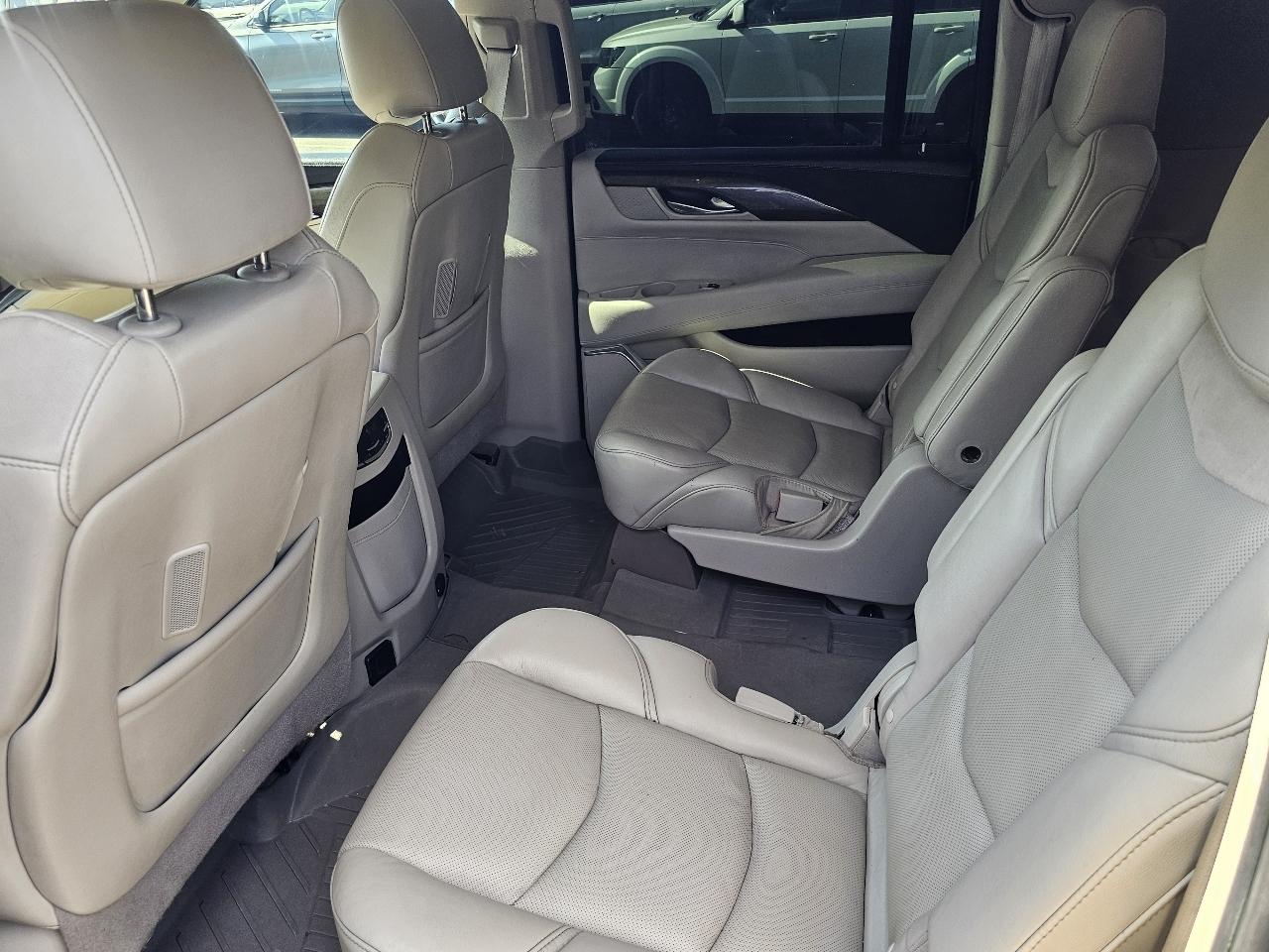 Cadillac Escalade ESV 4WD 4dr Luxury 2018