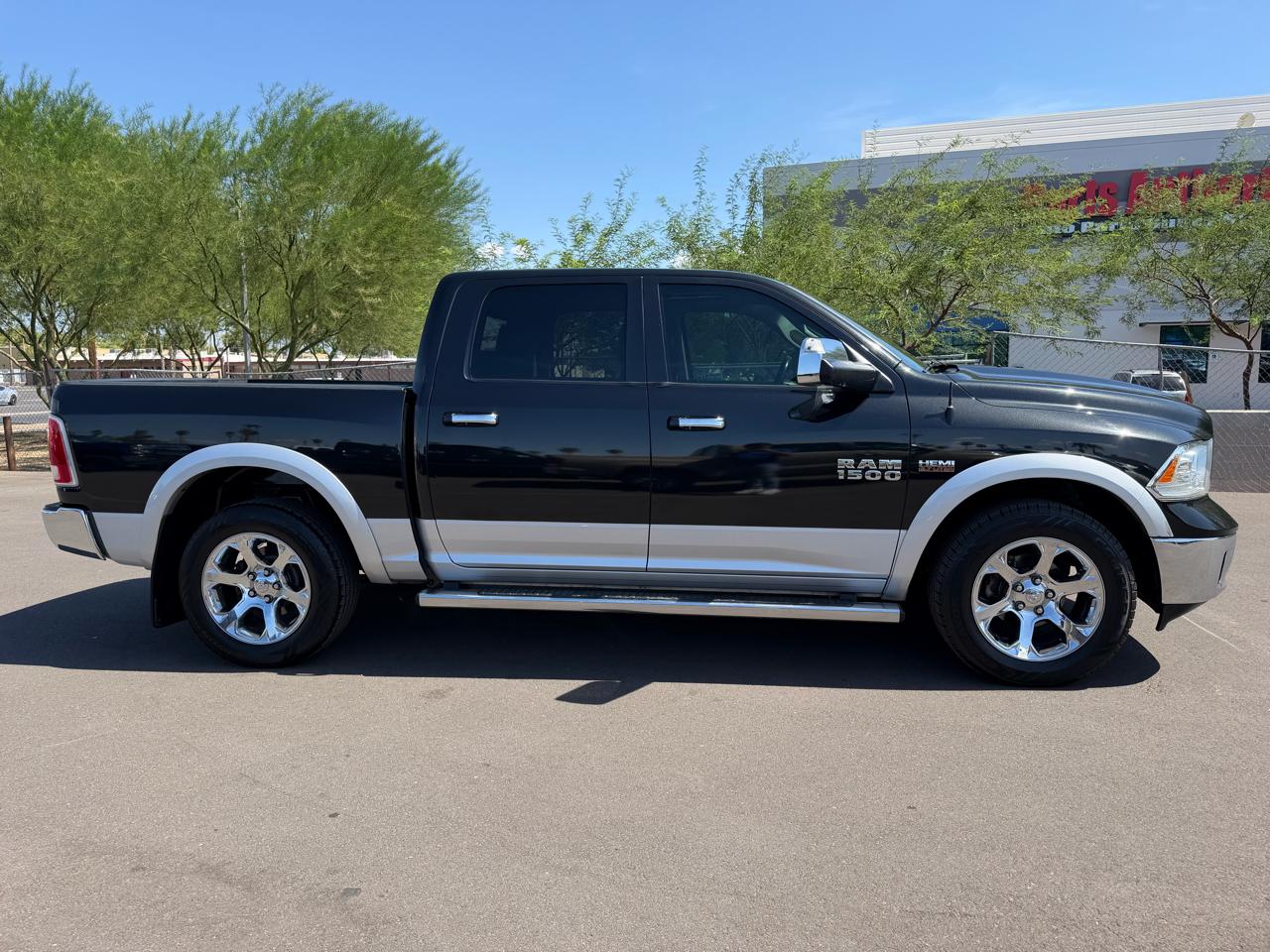 RAM 1500 4WD Crew Cab 140.5" Laramie 2017