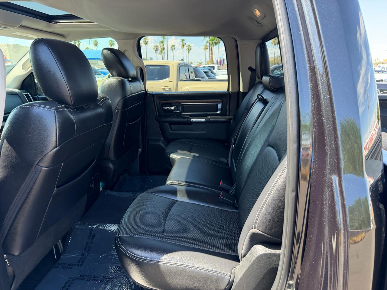 RAM 1500 4WD Crew Cab 140.5" Laramie 2017