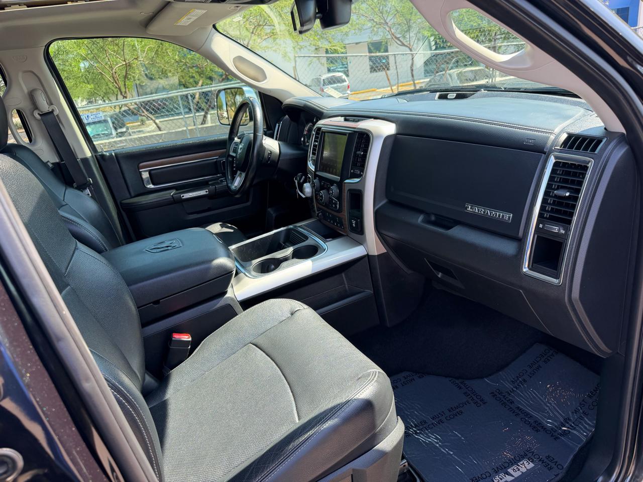 RAM 1500 4WD Crew Cab 140.5" Laramie 2017