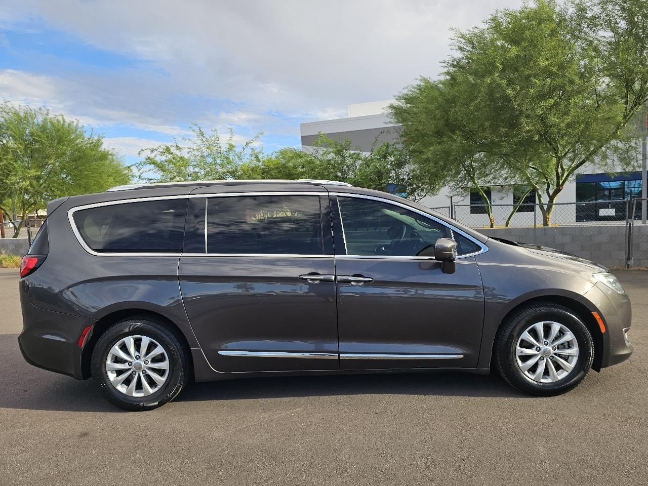 Chrysler Pacifica Touring L FWD 2019
