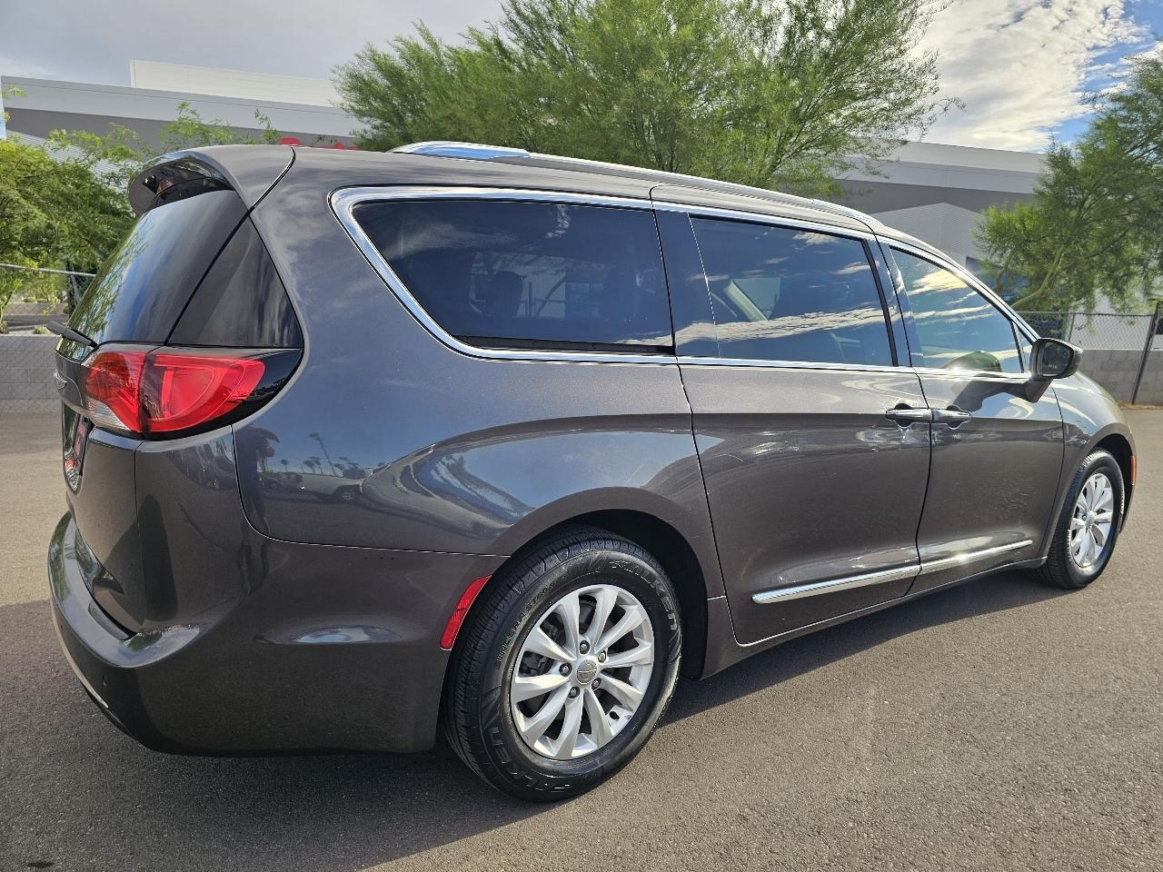 Chrysler Pacifica Touring L FWD 2019