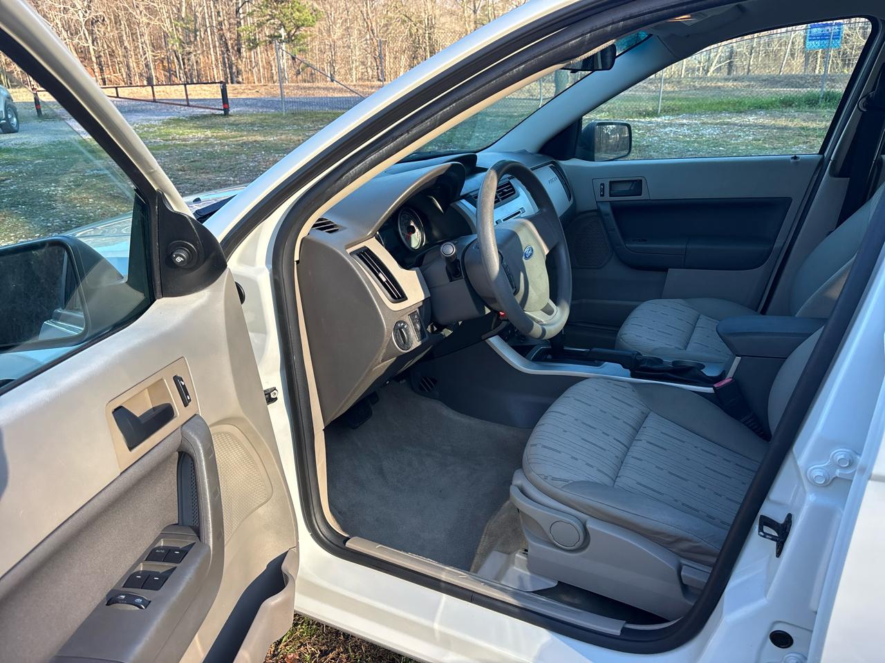 Ford Focus SE Sedan 2011