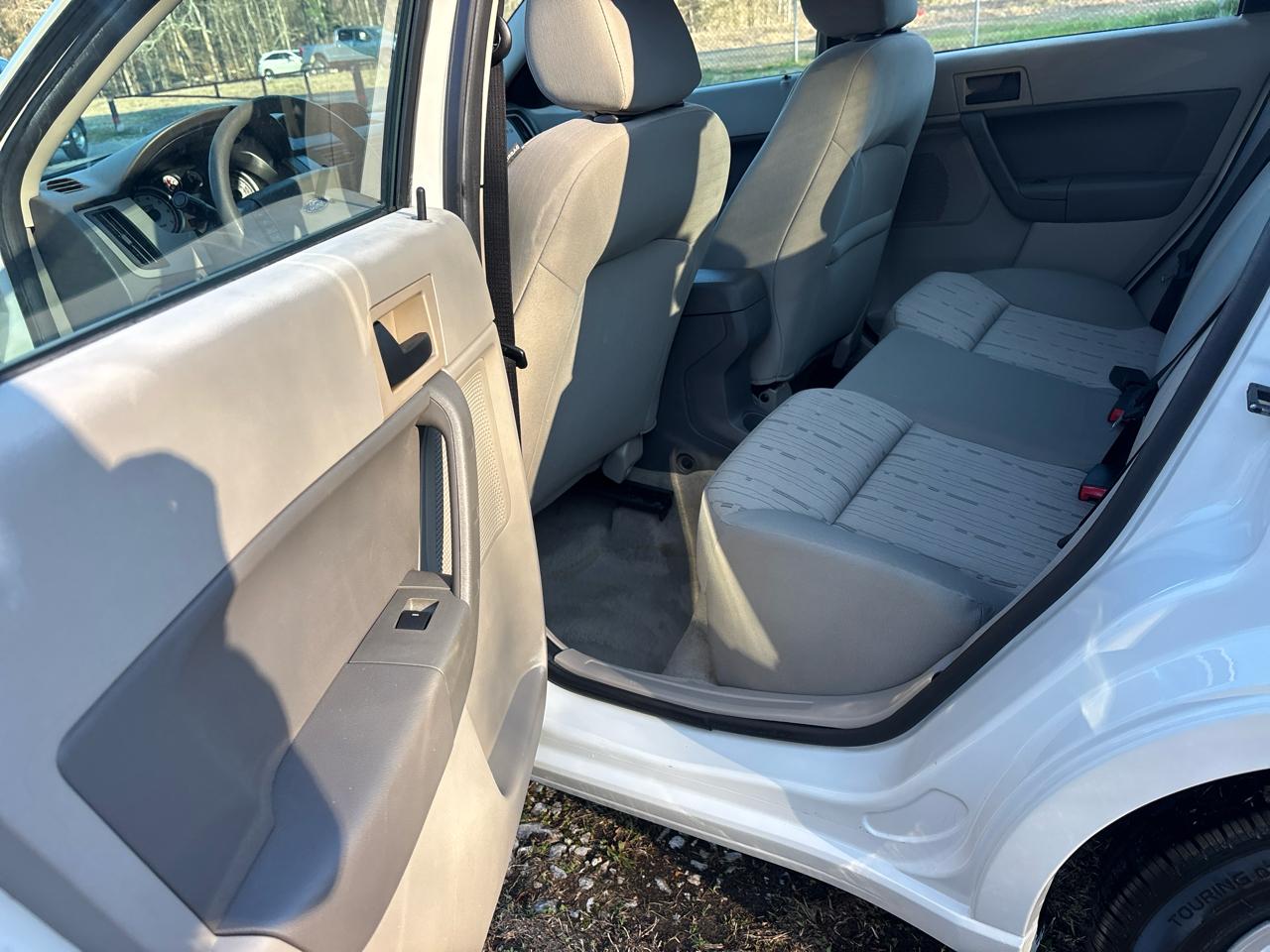 Ford Focus SE Sedan 2011