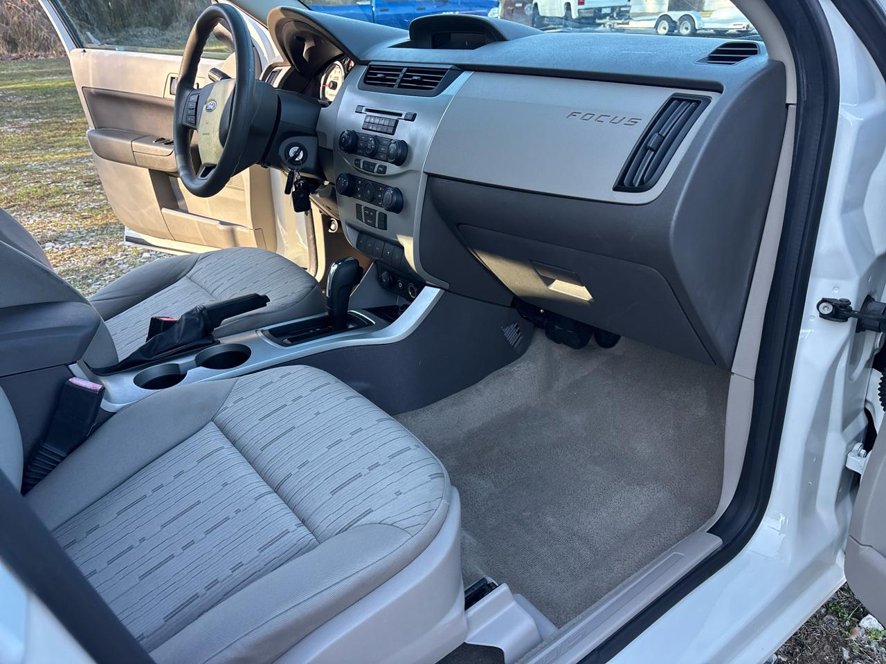 Ford Focus SE Sedan 2011