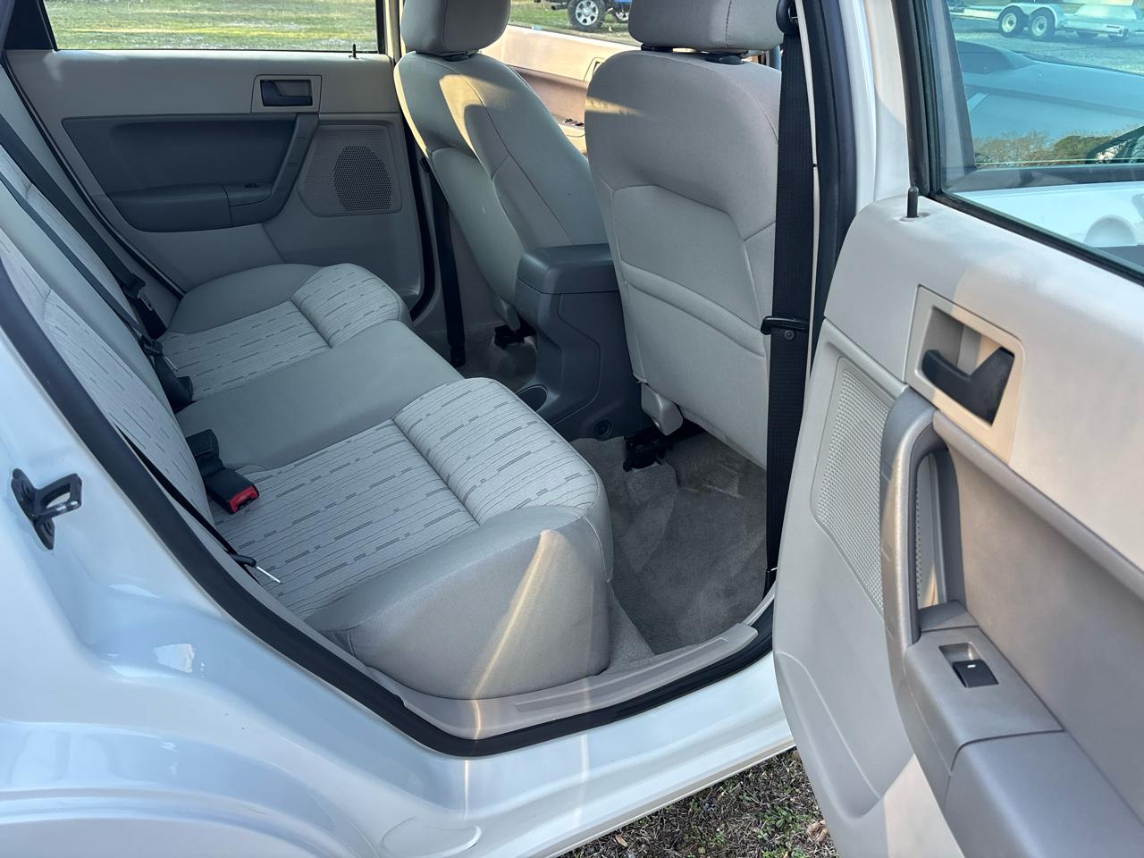 Ford Focus SE Sedan 2011