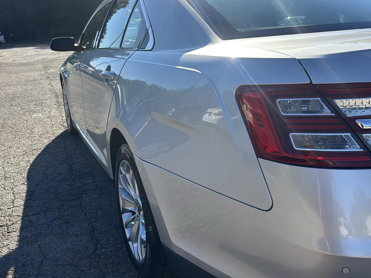 Ford Taurus Limited FWD 2017