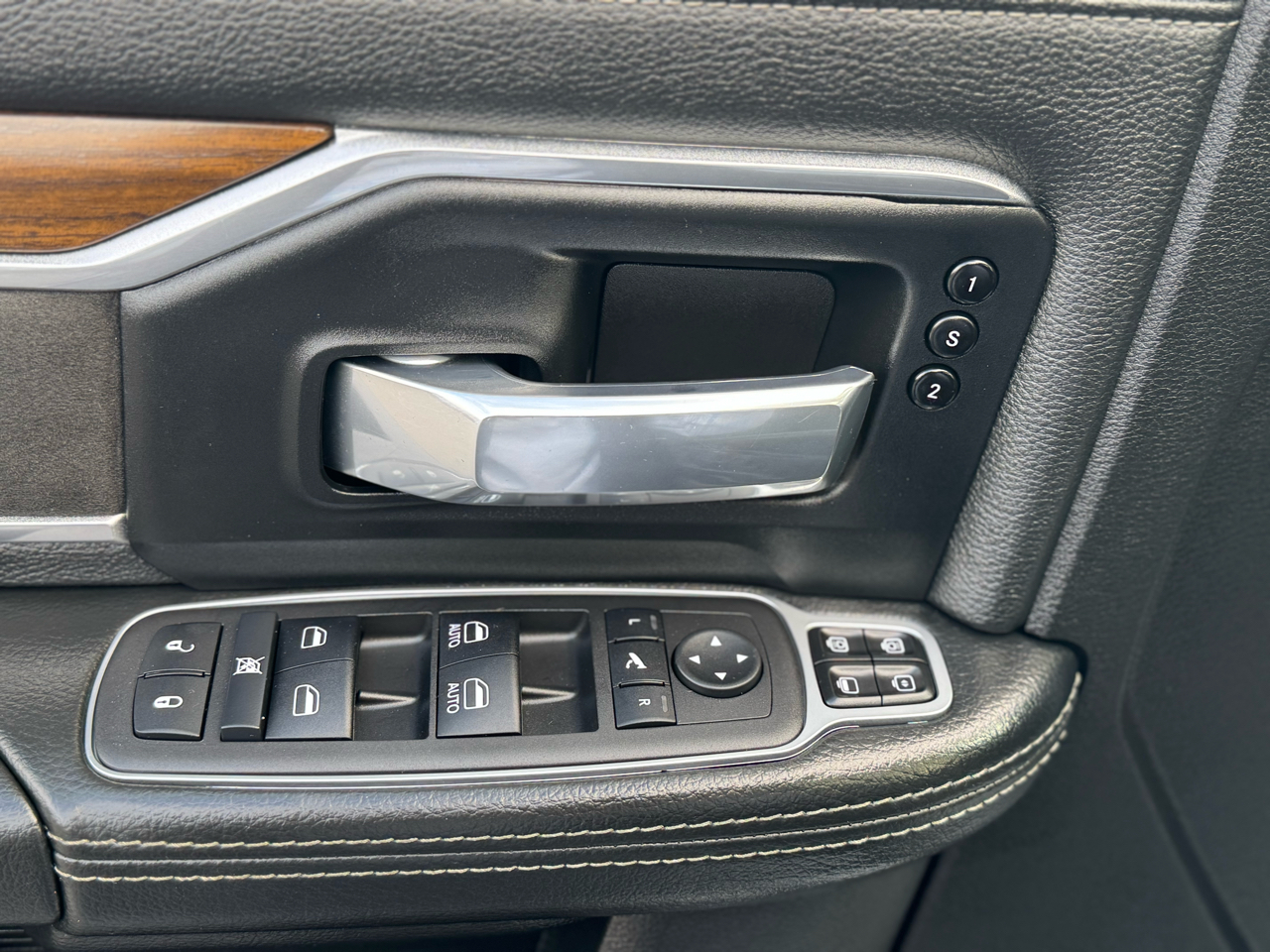 RAM 2500 Laramie Crew Cab 4WD 2024 RAM 2500 Laramie Crew Cab 4WD 2024