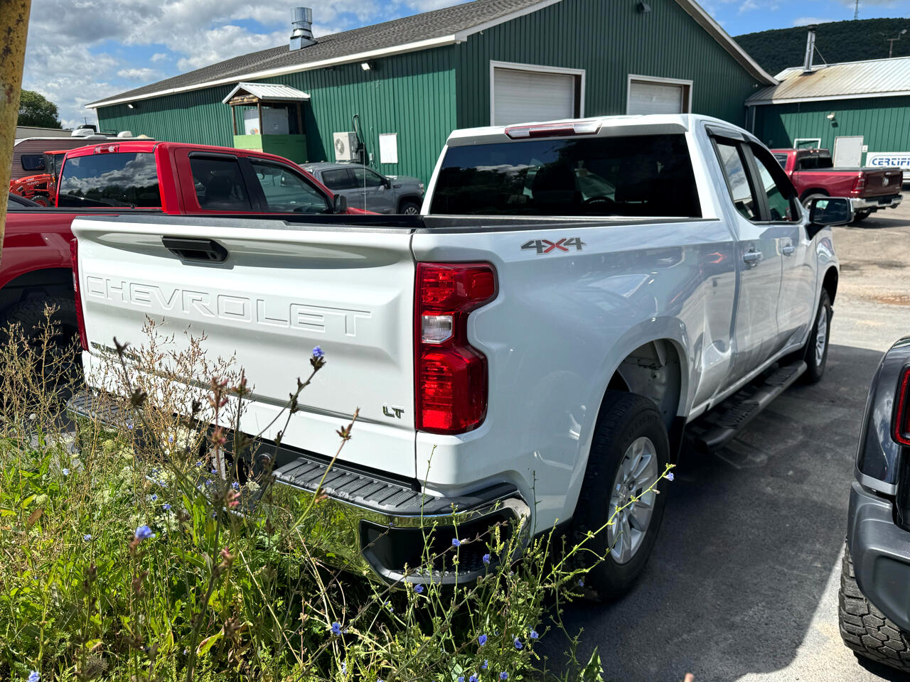 2020 Chevrolet Silverado 1500 LT photo 2