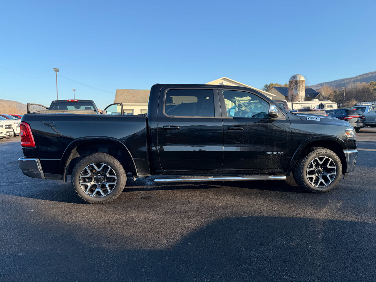 RAM 1500 Laramie Crew Cab SWB 4WD 2025