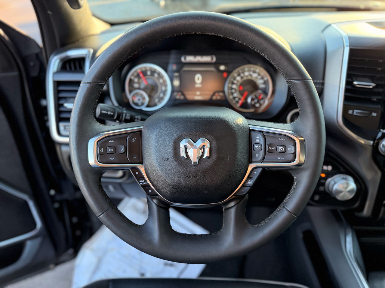 RAM 1500 Laramie Crew Cab SWB 4WD 2025