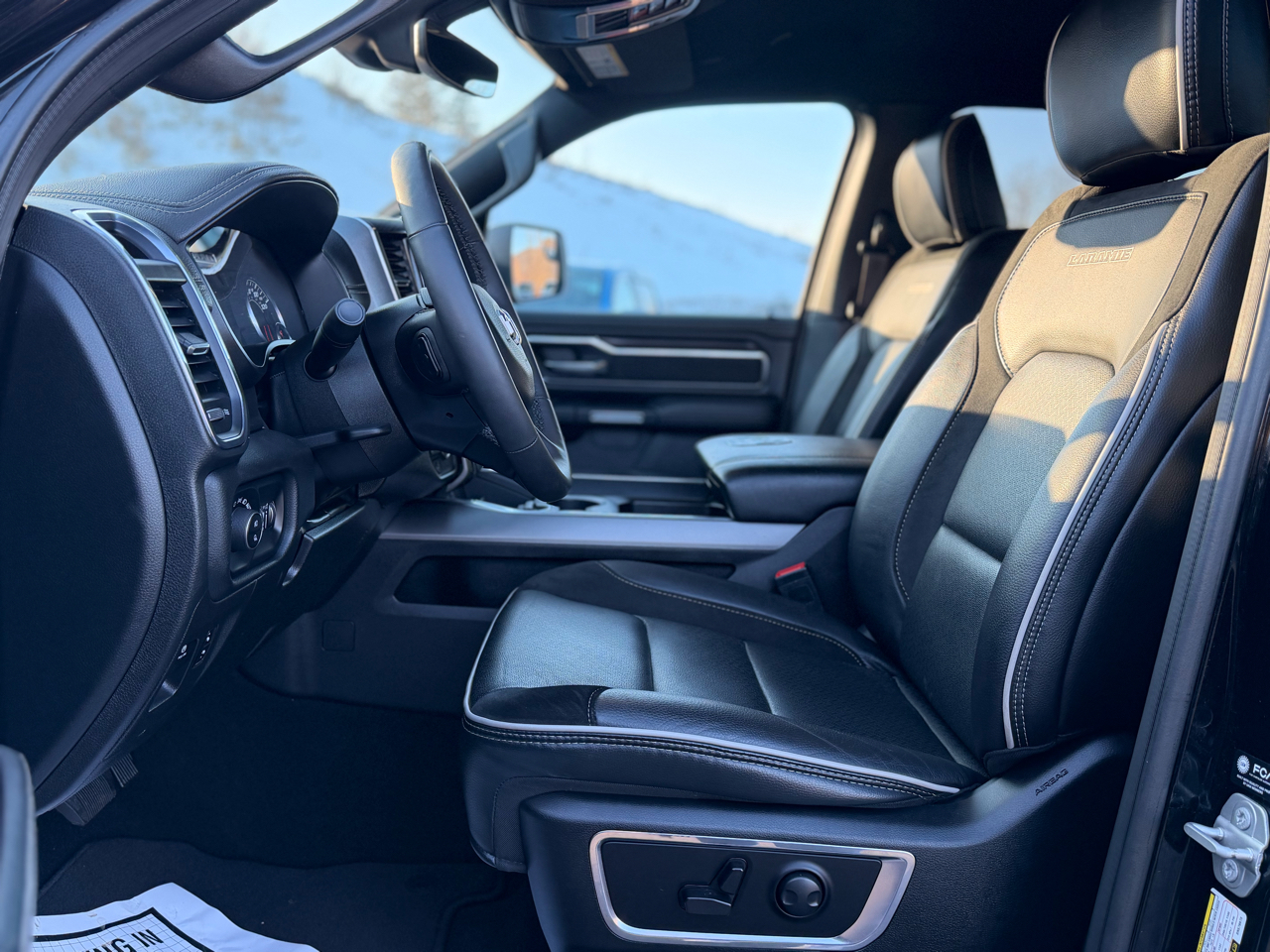 RAM 1500 Laramie Crew Cab SWB 4WD 2025