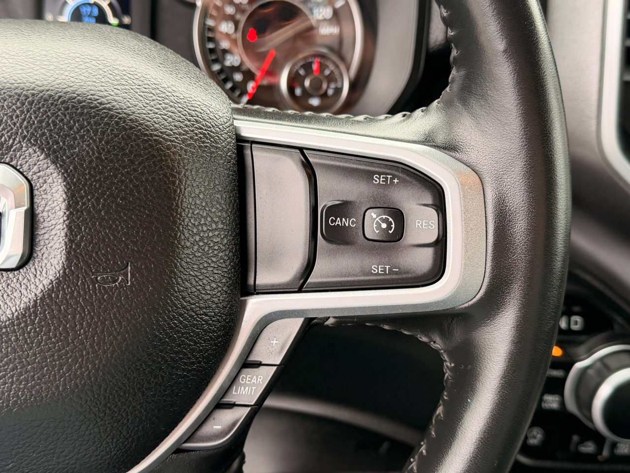 RAM 1500 Big Horn Crew Cab 4WD 2023