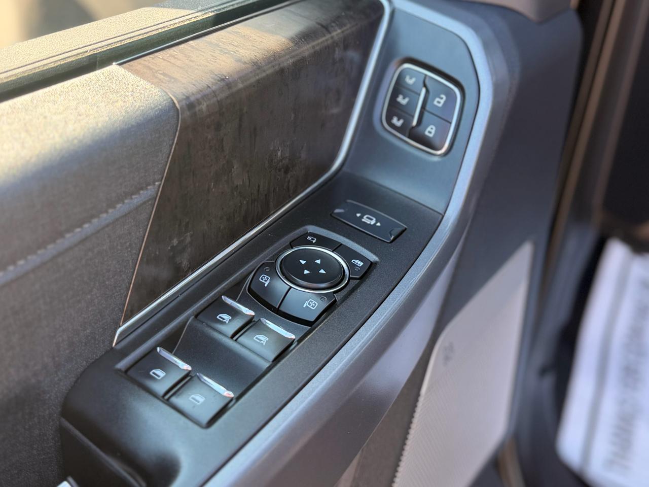 Ford F-250 SD Lariat Crew Cab 4WD 2024