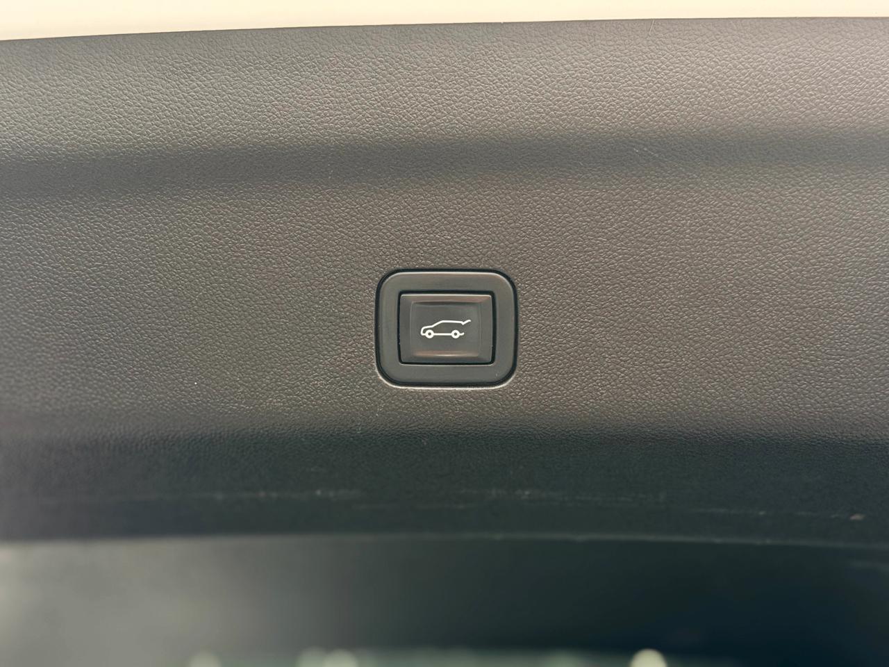 GMC Yukon Denali 4WD 2021