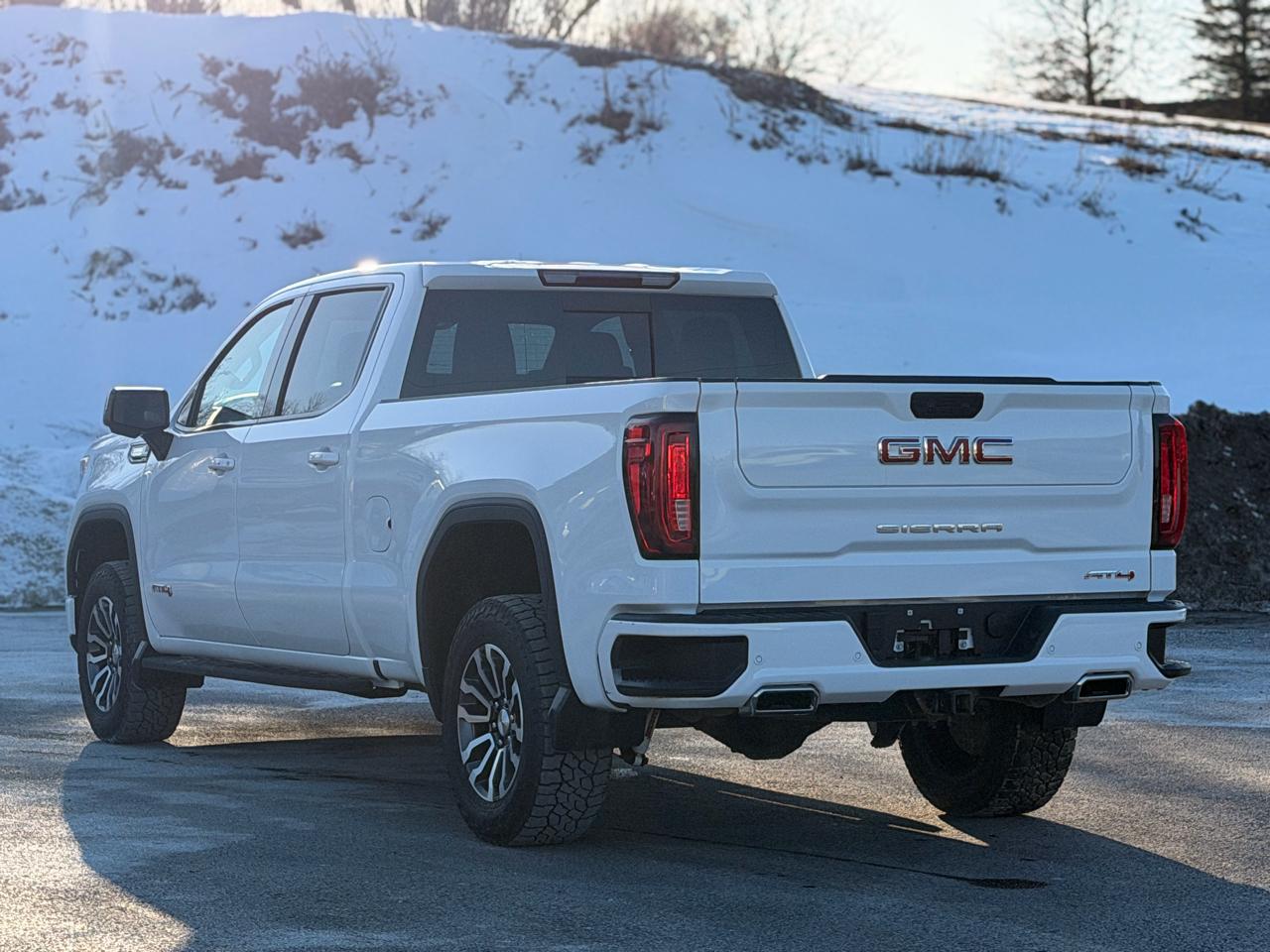 GMC Sierra 1500 AT4 Crew Cab 4WD 2023