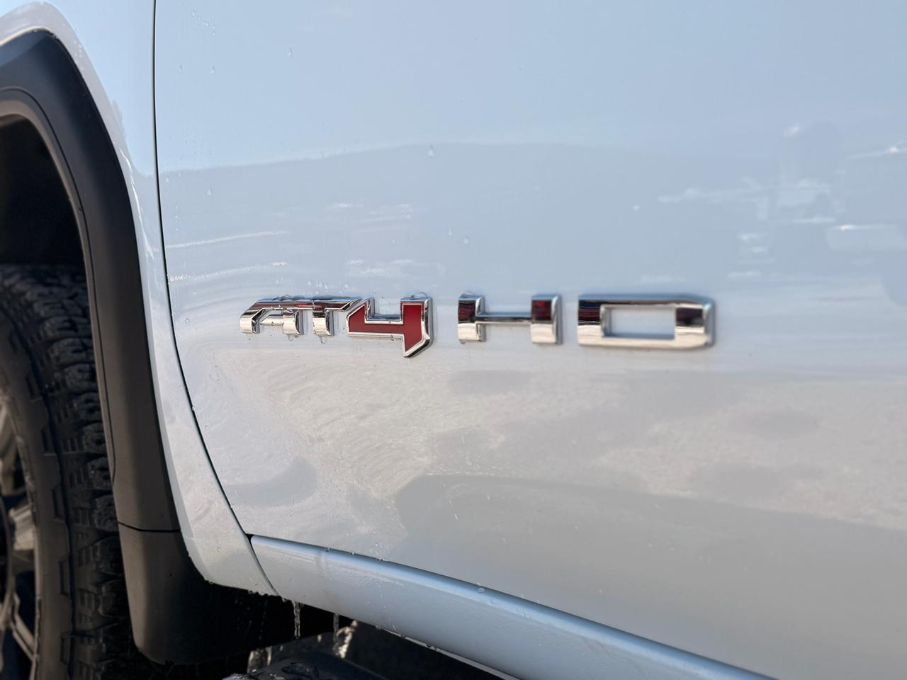 GMC Sierra 2500HD AT4 Crew Cab 4WD 2025