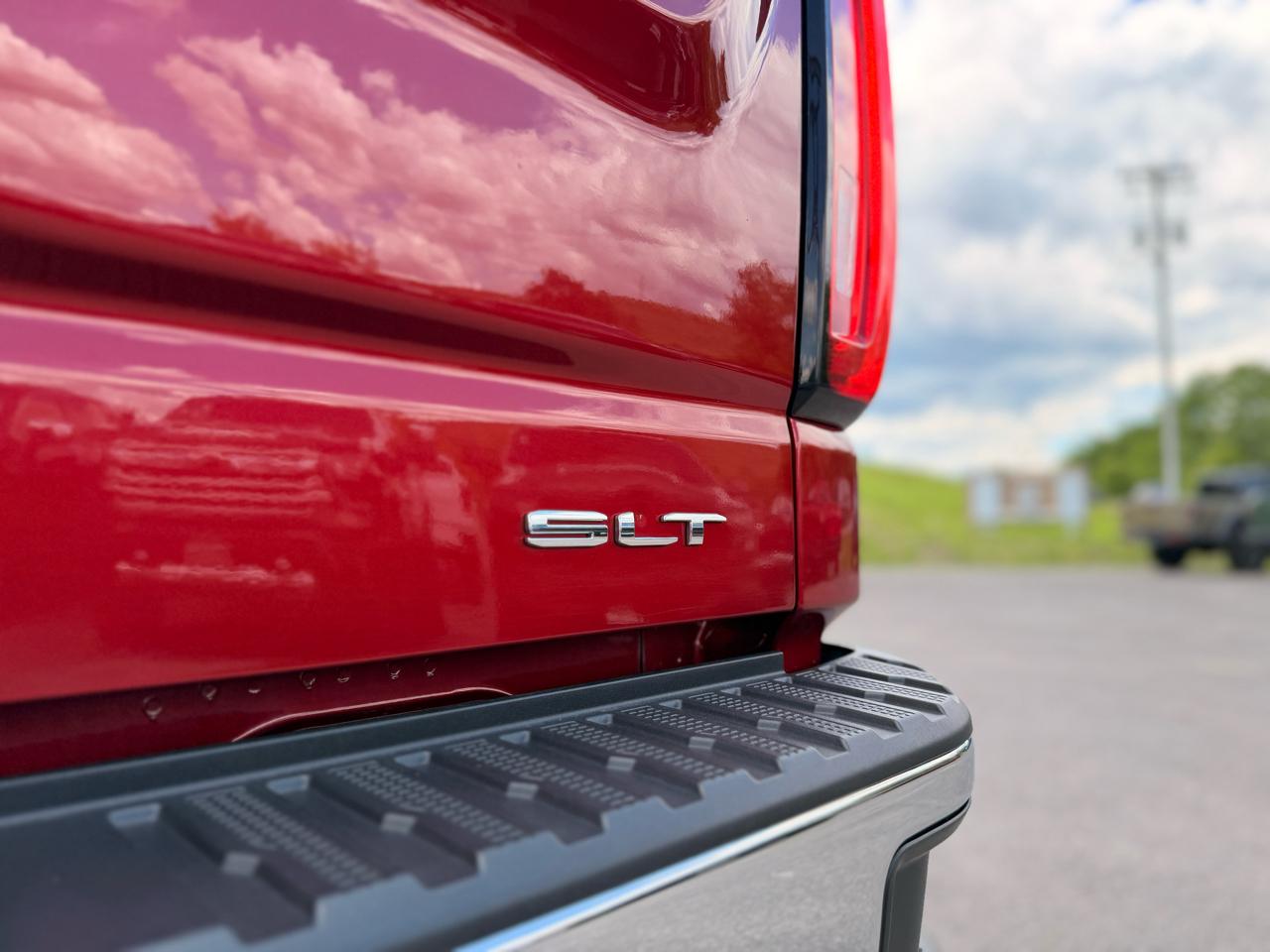 GMC Sierra 1500 SLT Crew Cab 4WD 2023