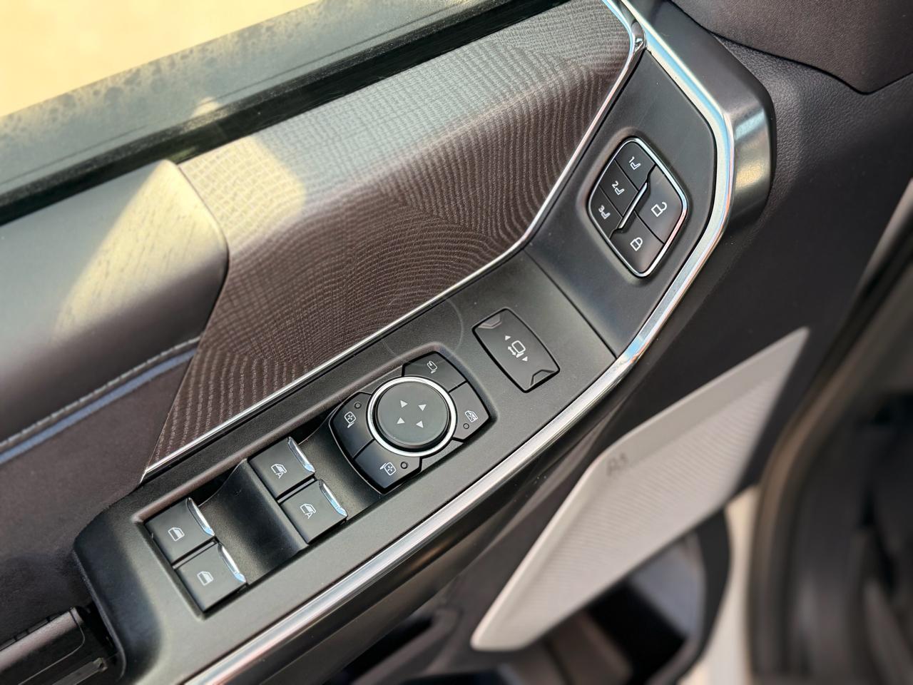 Ford F-250 SD Platinum Crew Cab 4WD 2025