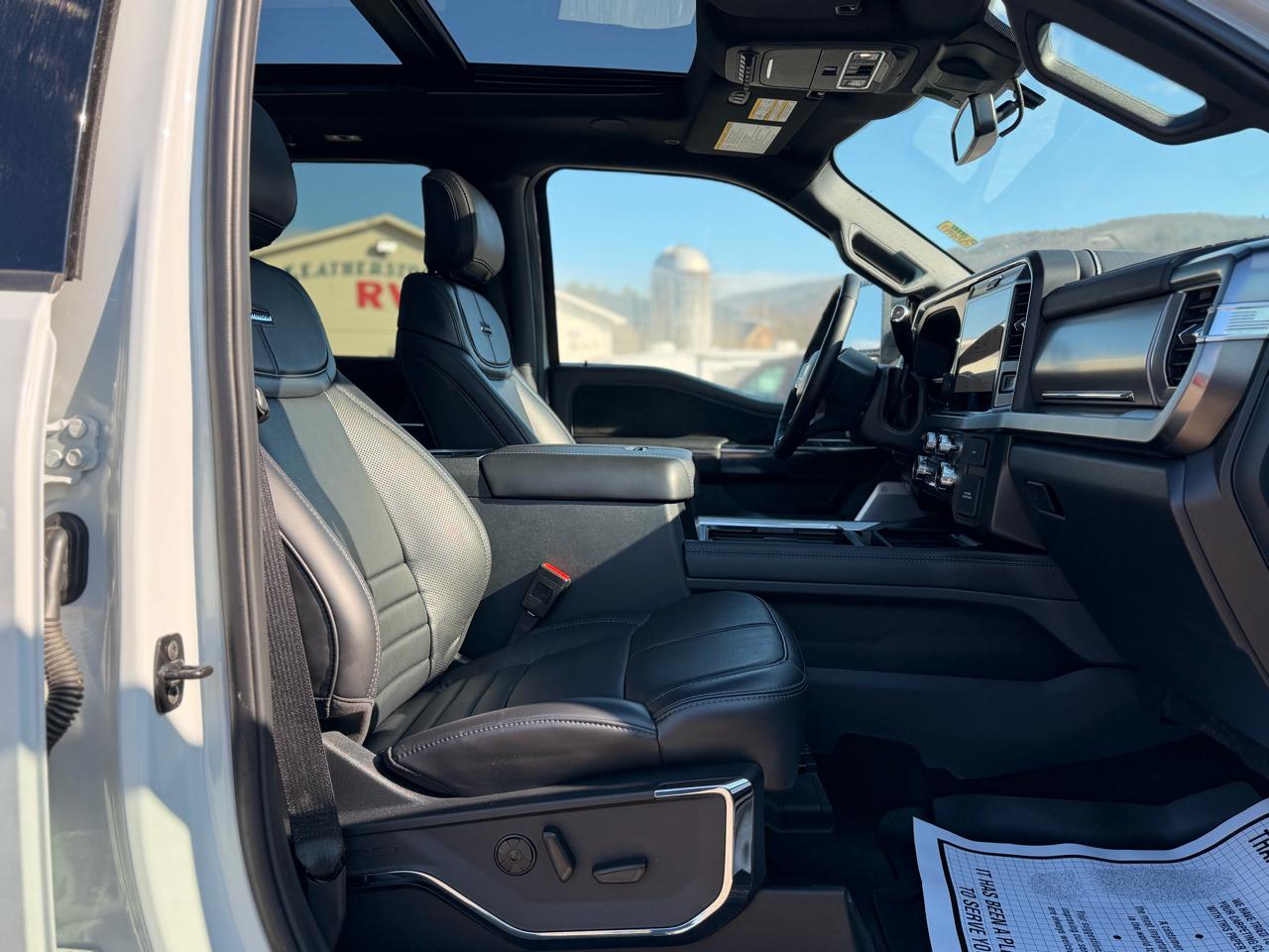 Ford F-250 SD Platinum Crew Cab 4WD 2025