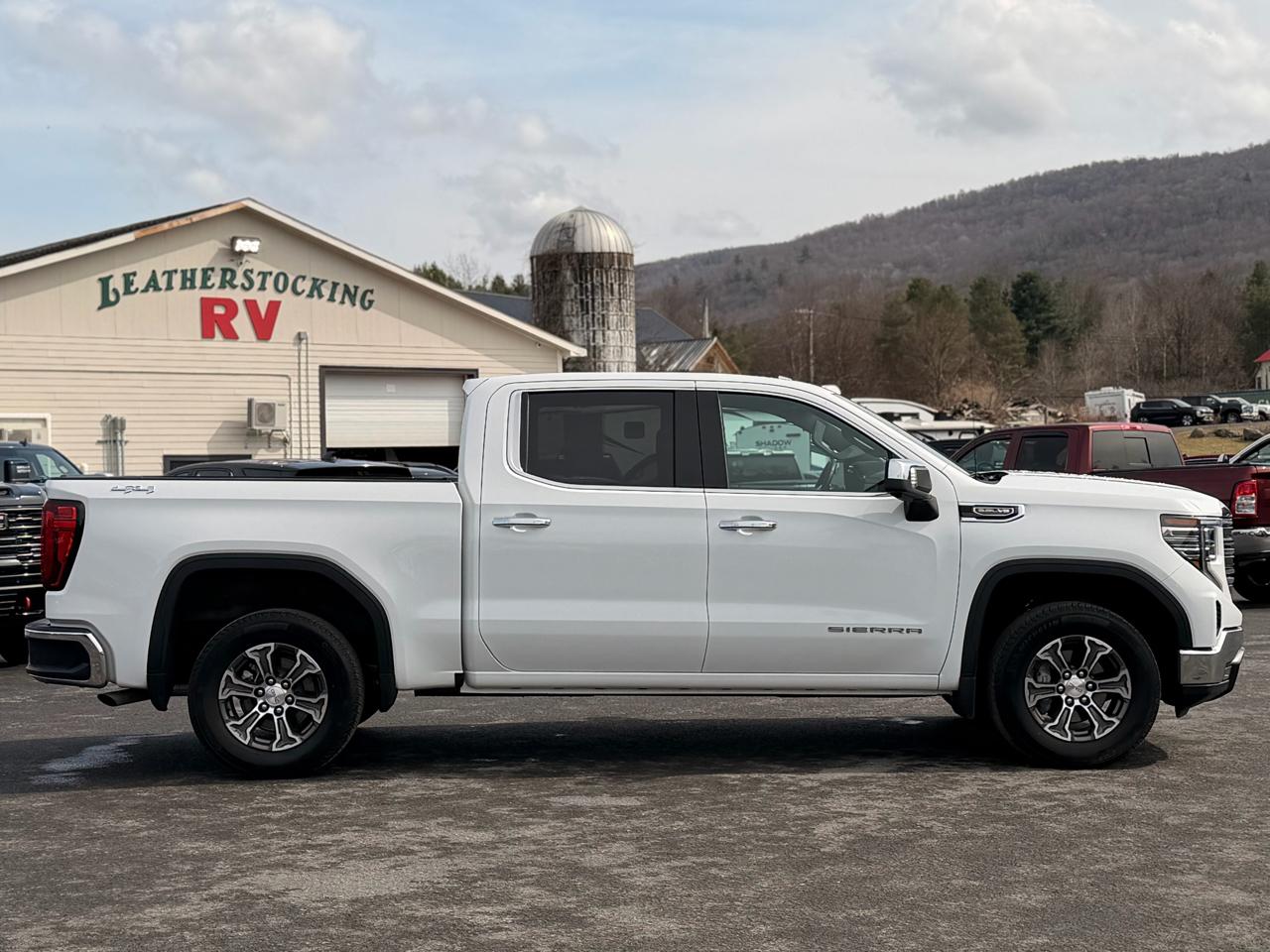 GMC Sierra 1500 SLT Crew Cab 4WD 2026