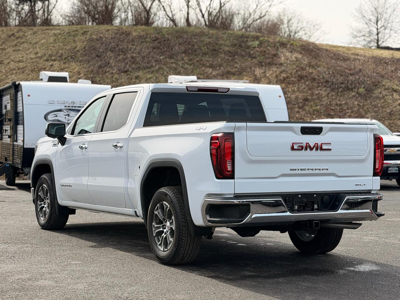 GMC Sierra 1500 SLT Crew Cab 4WD 2026