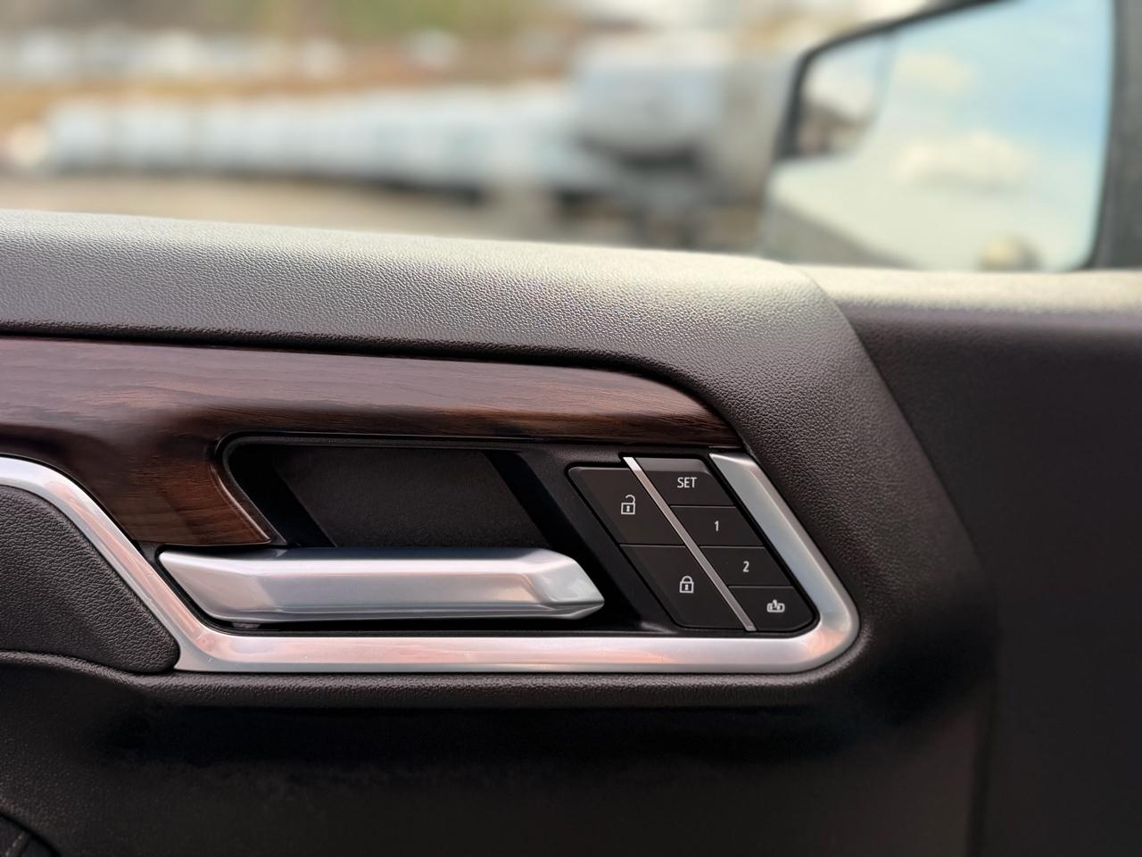 GMC Sierra 1500 SLT Crew Cab 4WD 2026