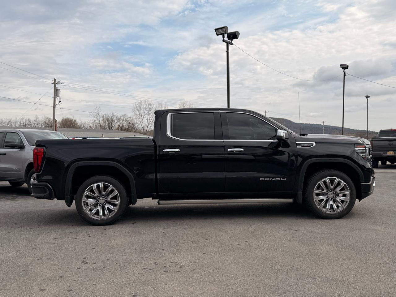 GMC Sierra 1500 Denali Crew Cab 4WD 2023