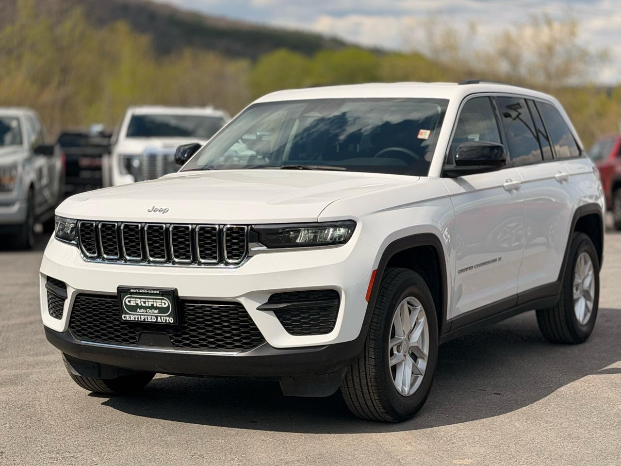 2023 Jeep Grand Cherokee Laredo 4WD