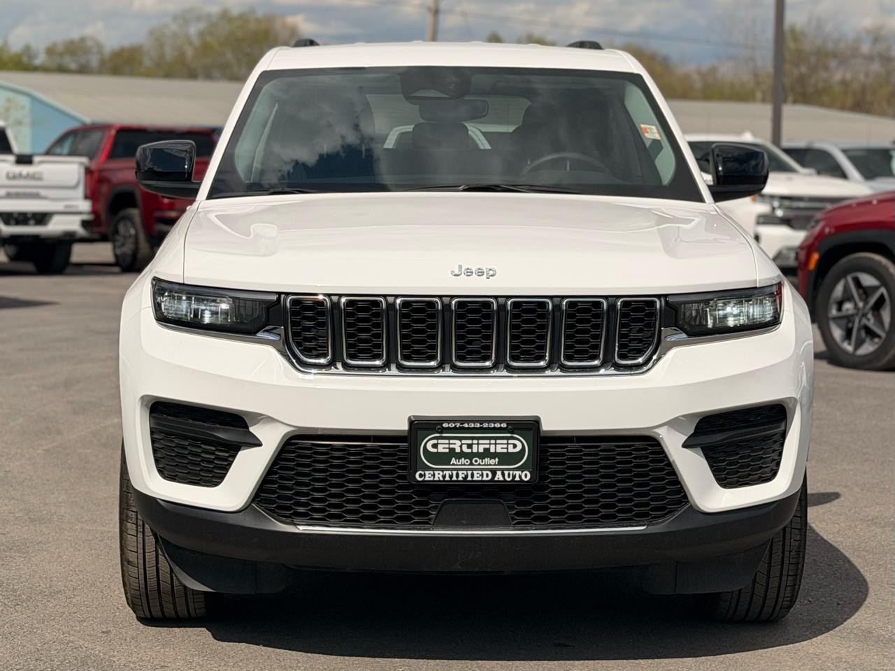 Jeep Grand Cherokee Laredo 4WD 2023