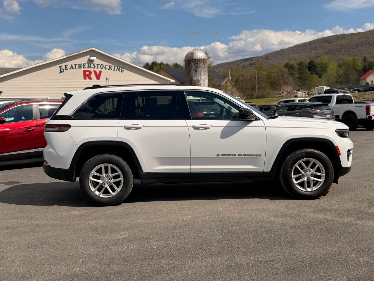 Jeep Grand Cherokee Laredo 4WD 2023