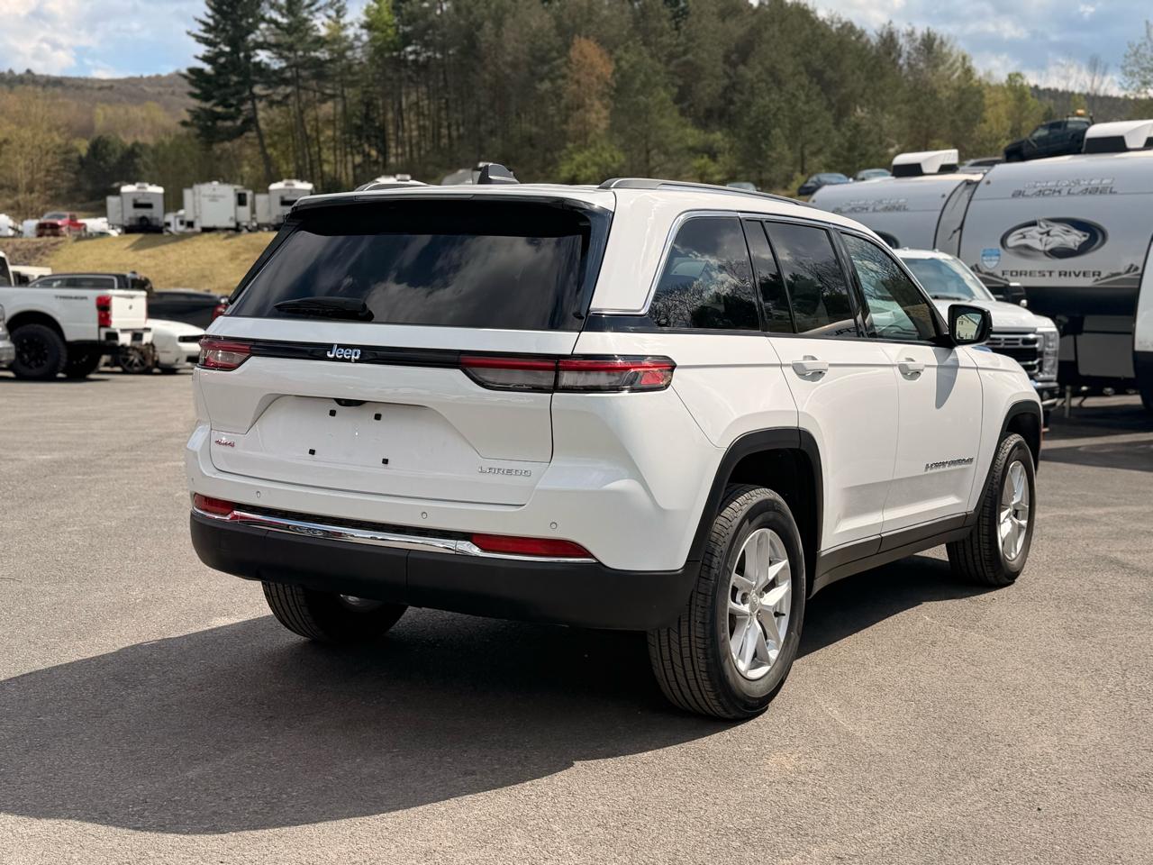 Jeep Grand Cherokee Laredo 4WD 2023