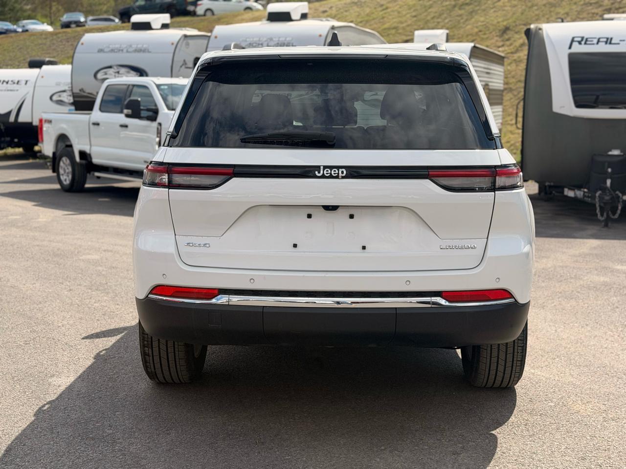 Jeep Grand Cherokee Laredo 4WD 2023