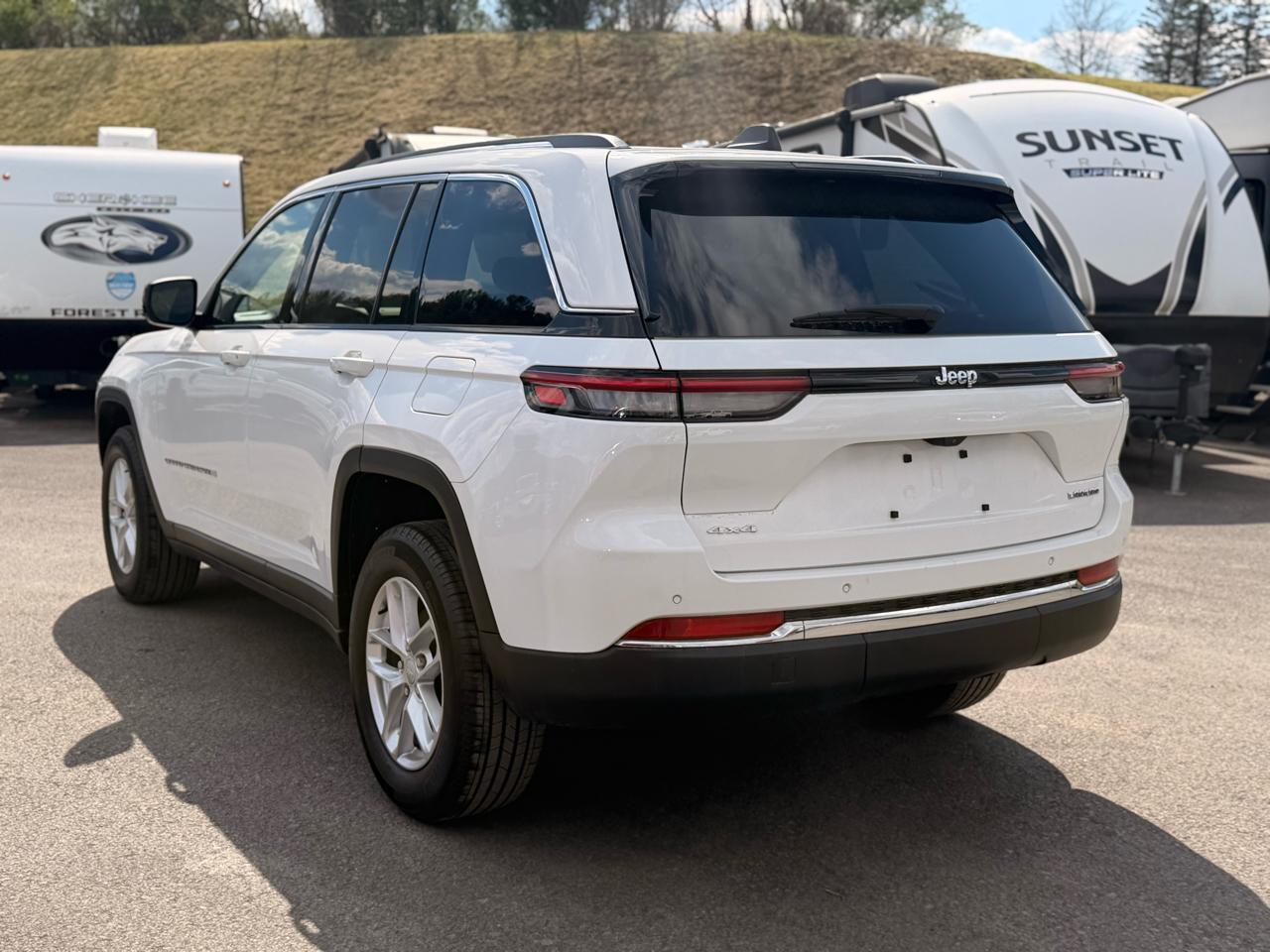 Jeep Grand Cherokee Laredo 4WD 2023