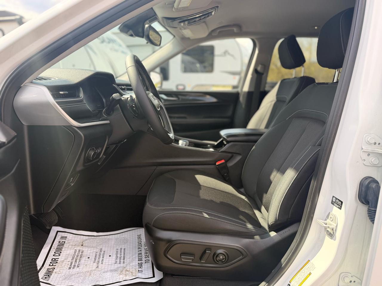 Jeep Grand Cherokee Laredo 4WD 2023
