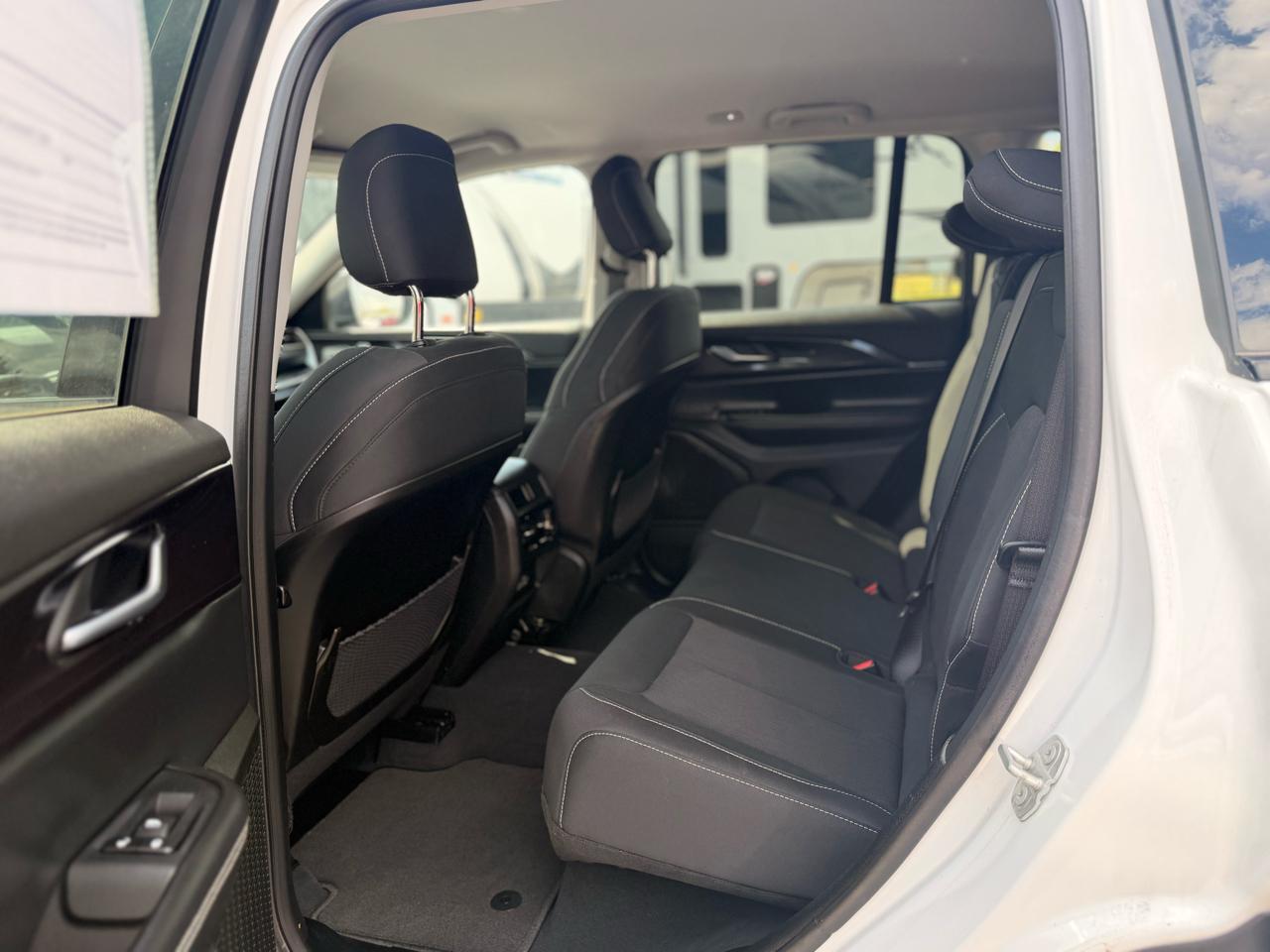 Jeep Grand Cherokee Laredo 4WD 2023