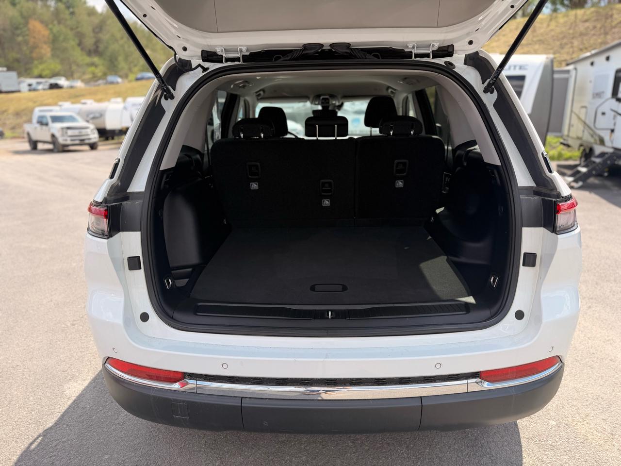 Jeep Grand Cherokee Laredo 4WD 2023