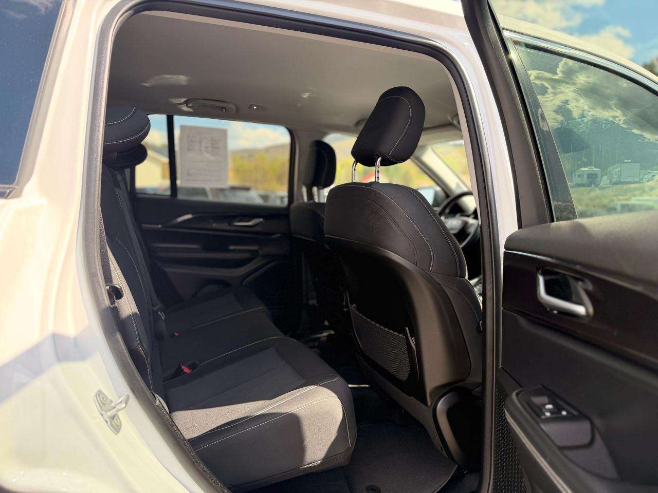 Jeep Grand Cherokee Laredo 4WD 2023