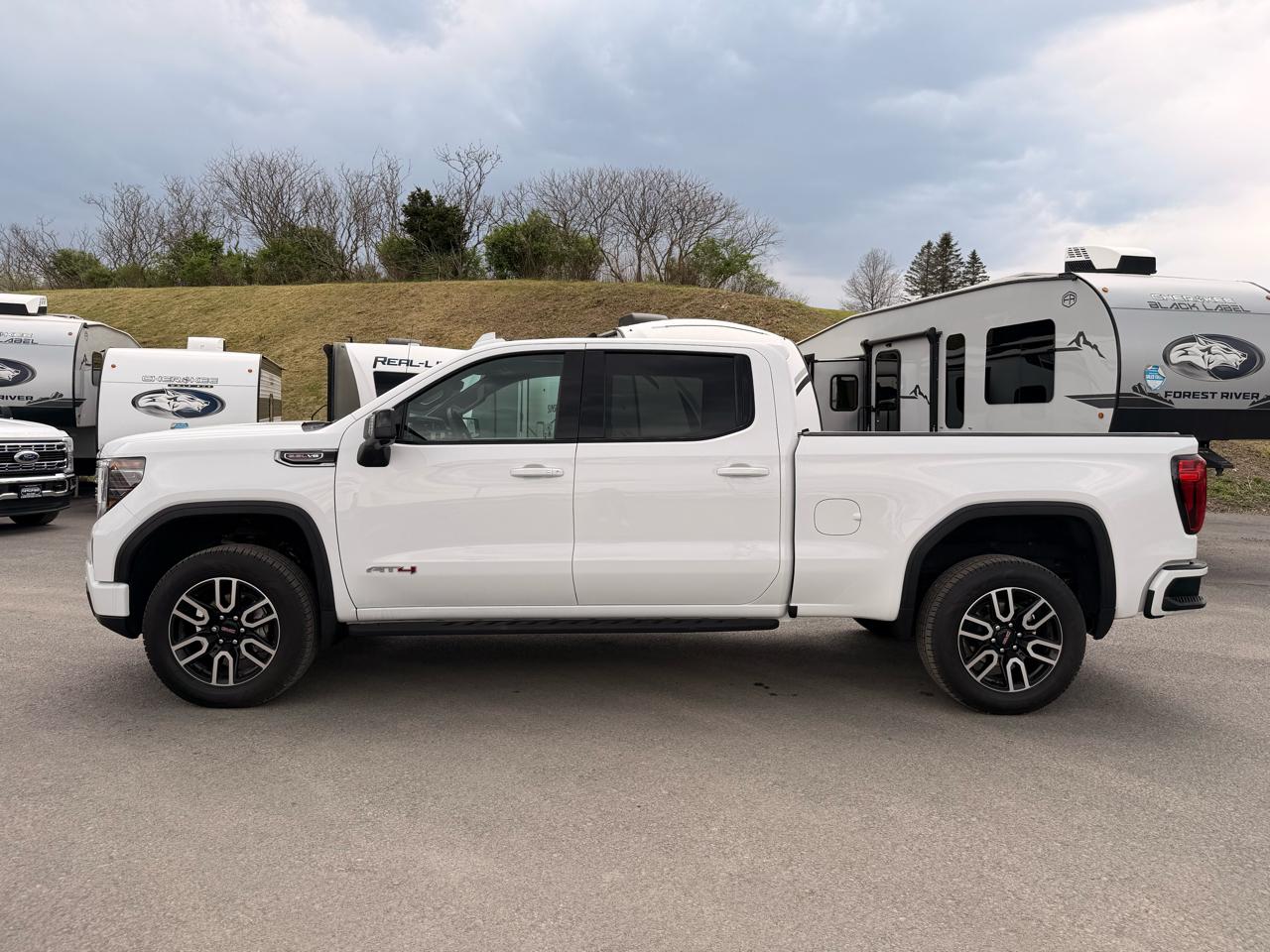 GMC Sierra 1500 AT4 Crew Cab 4WD 2025
