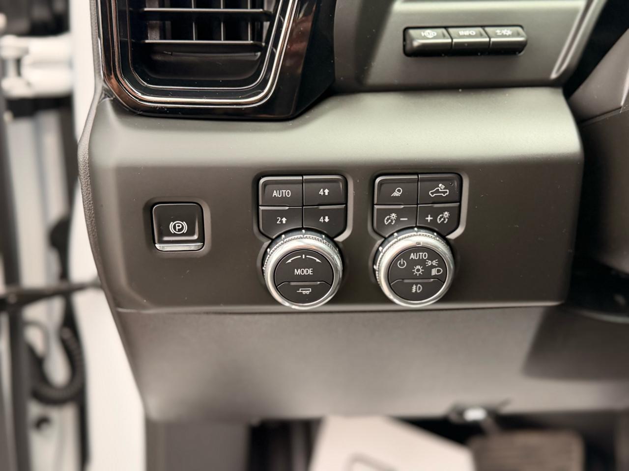 GMC Sierra 1500 AT4 Crew Cab 4WD 2025