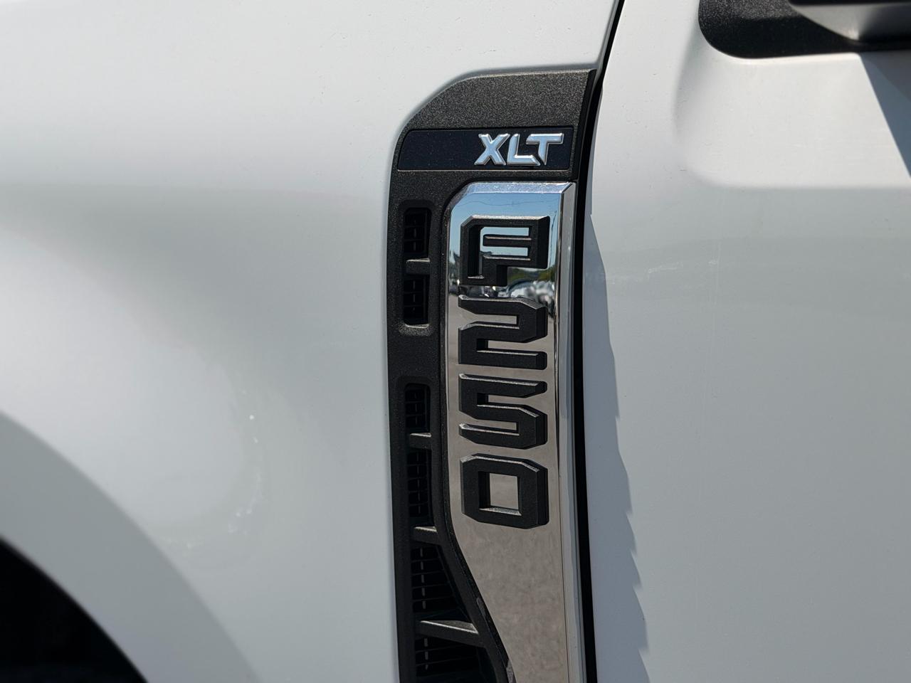 Ford F-250 SD XLT Crew Cab 4WD 2025