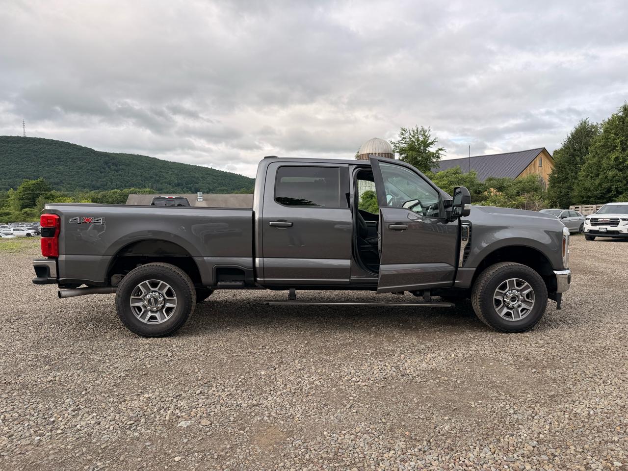 Ford F-250 SD Lariat Crew Cab 4WD 2025
