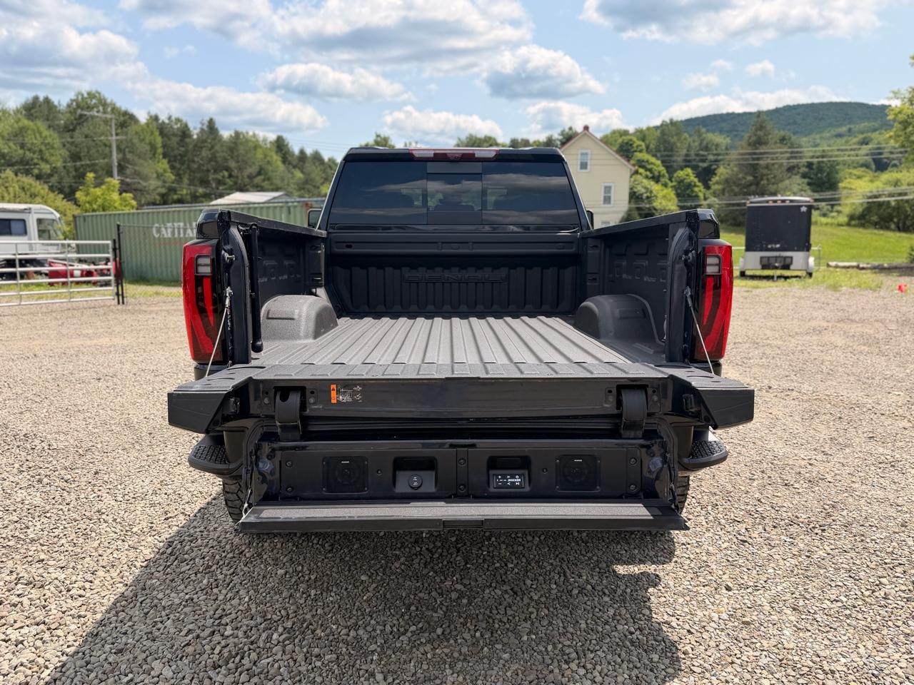 GMC Sierra 2500HD Denali Ultimate Crew Cab 4WD 2024
